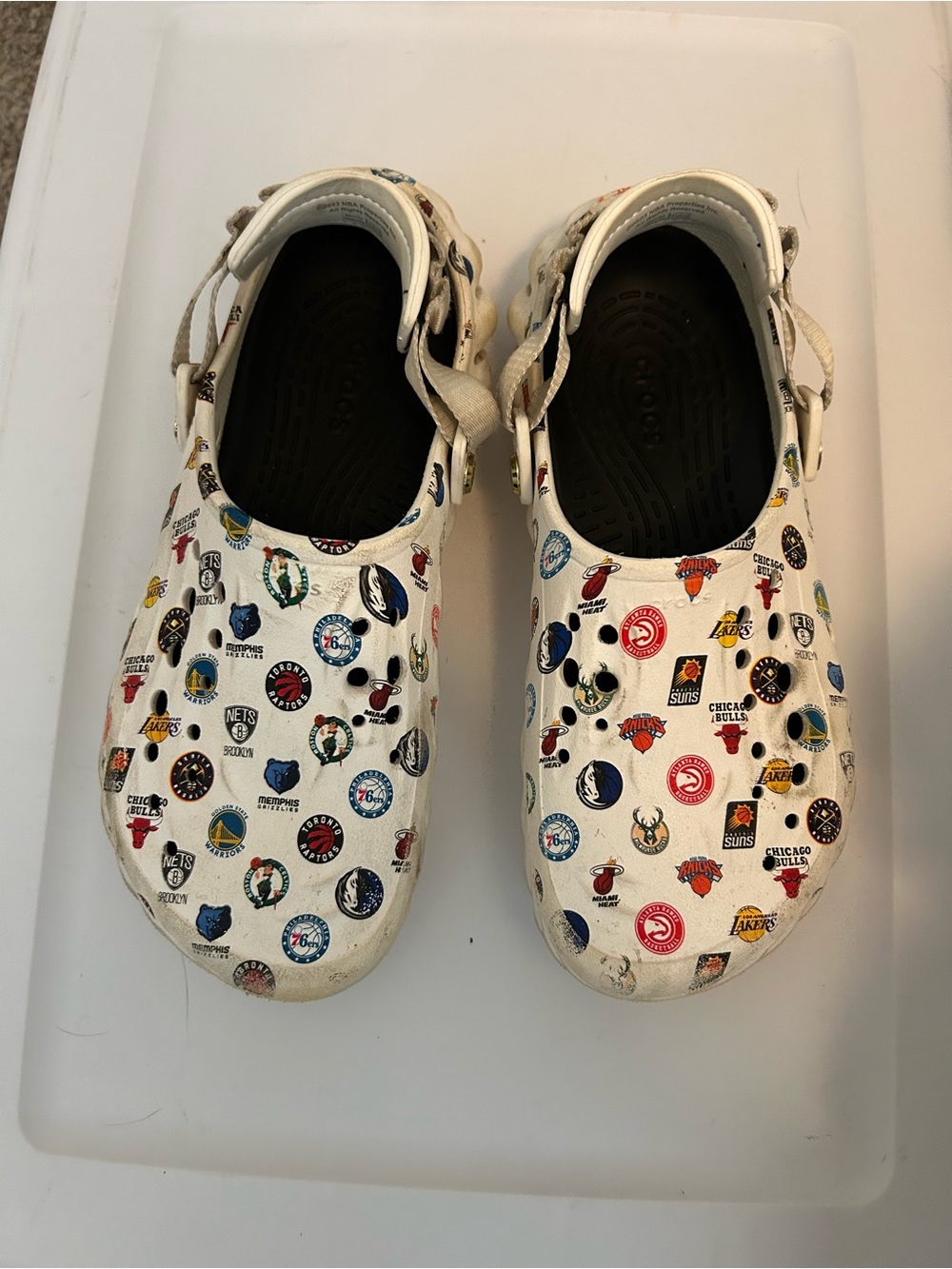 CROCS White men' NBA Logo Print Clogs with Heel Strap